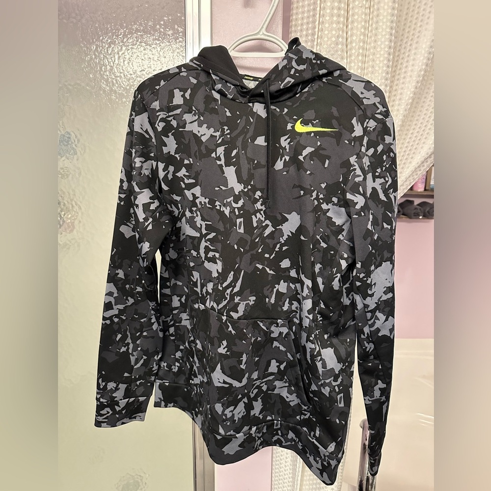 Nike Therma-Fit hoodie camo/volt